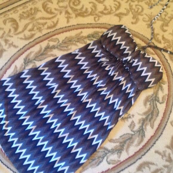 Ladies chevron 👗in size small ties at neck - Picture 4 of 8